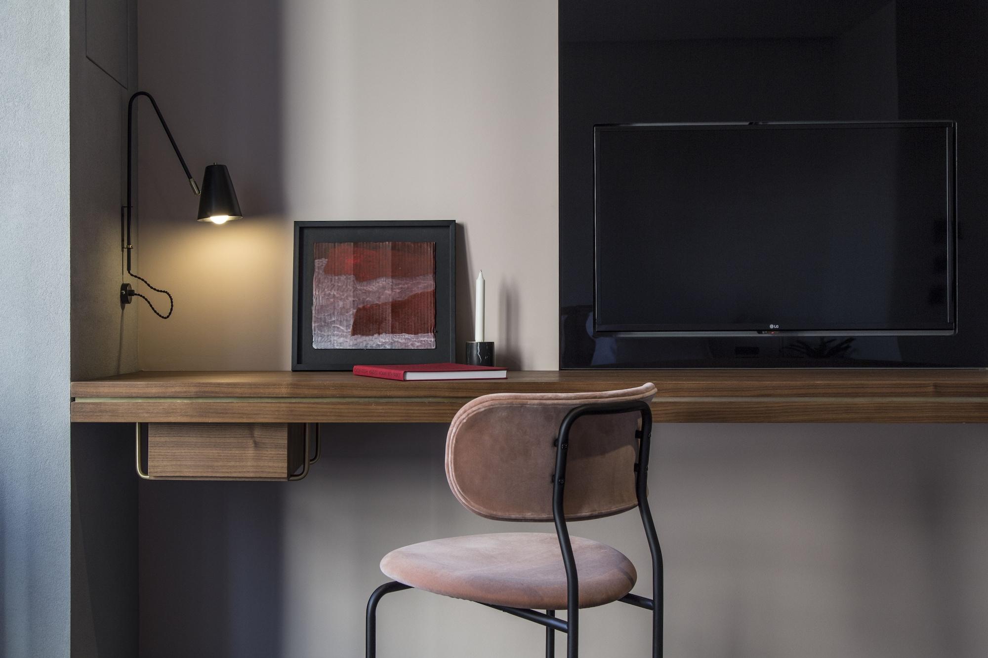 Perianth Hotel Athens Luaran gambar A wall-mounted desk